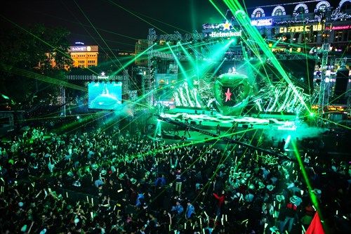 Sa ̂n Kha ̂́u Heineken Countdown Party Hoa ̀nh Tra ́ng Vo ̛́i Nhu ̛̃ng Hie ̣̂u U ̛́ng Đe ̀n Laser Ba ̆́ Ma ̆́t (1)